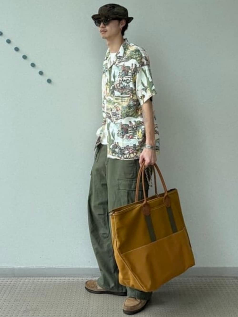 その他のシャツ/ブラウス、ブラウン系のトートバッグ、ホワイト系のTシャツ/カットソーを着用したメンズの夏コーディネートの2枚目の写真
