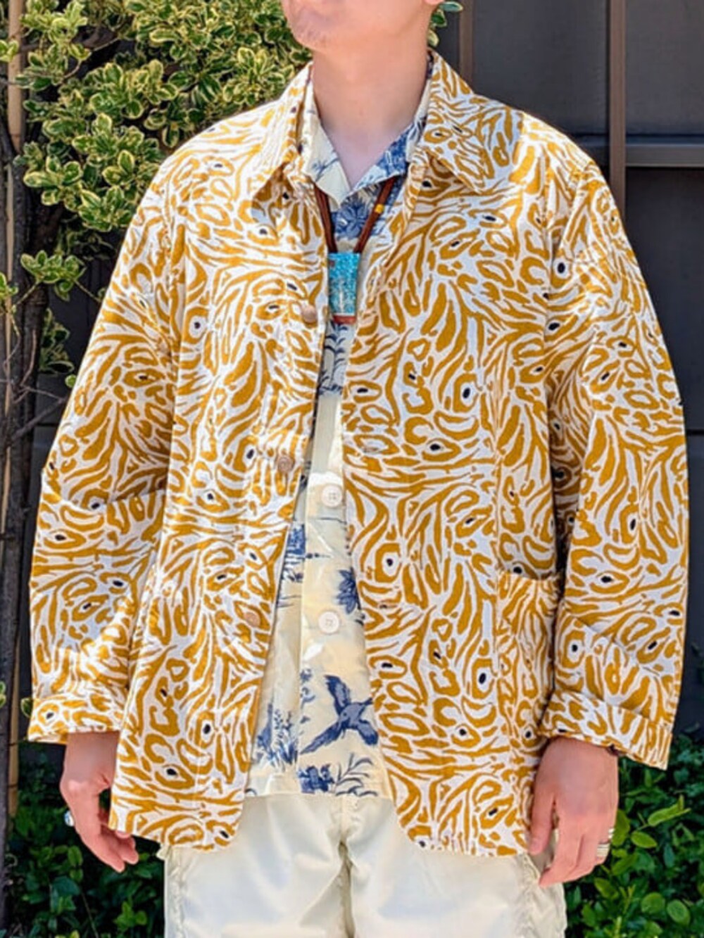 ベージュ系のシャツ/ブラウス、ホワイト系のその他パンツを着用したメンズの夏コーディネートの2枚目の写真