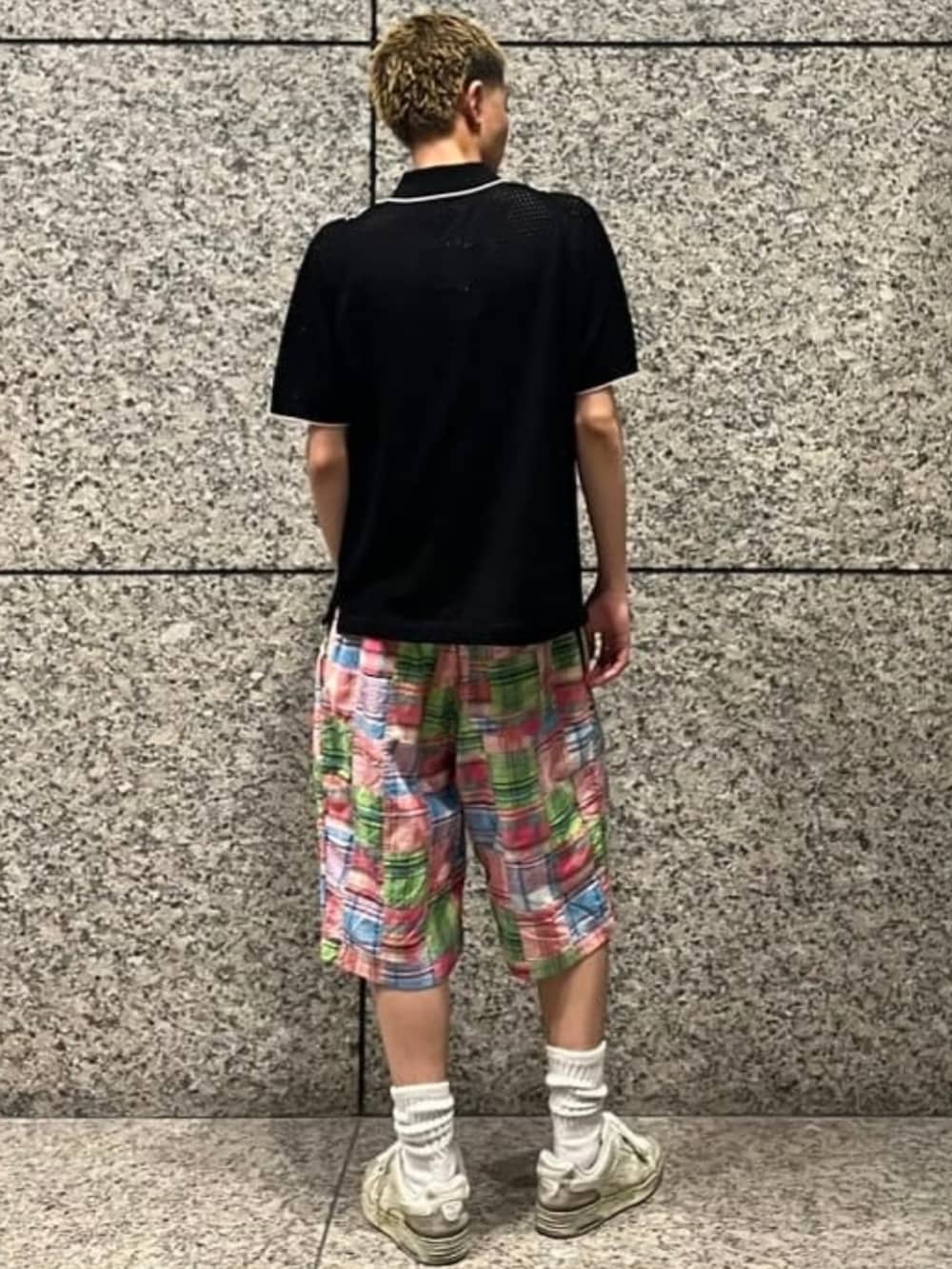 ブラック系のポロシャツ、その他のその他パンツを着用したメンズの夏コーディネートの3枚目の写真