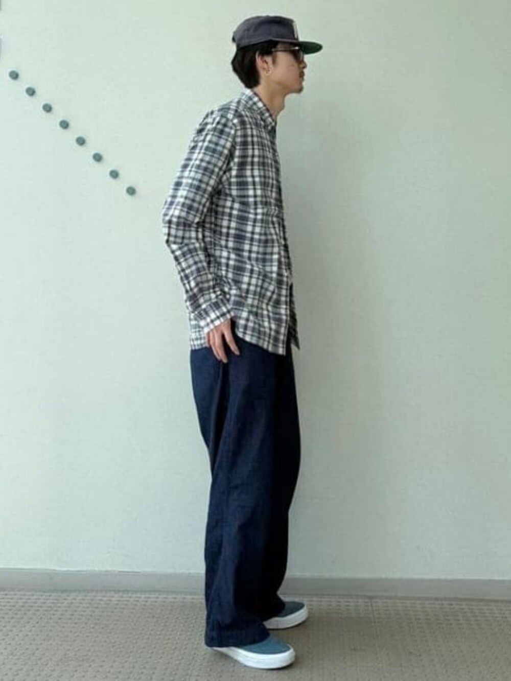ブルー系のデニムパンツ、ホワイト系のシャツ/ブラウス、グレー系のスウェットを着用したメンズの春コーディネートの3枚目の写真