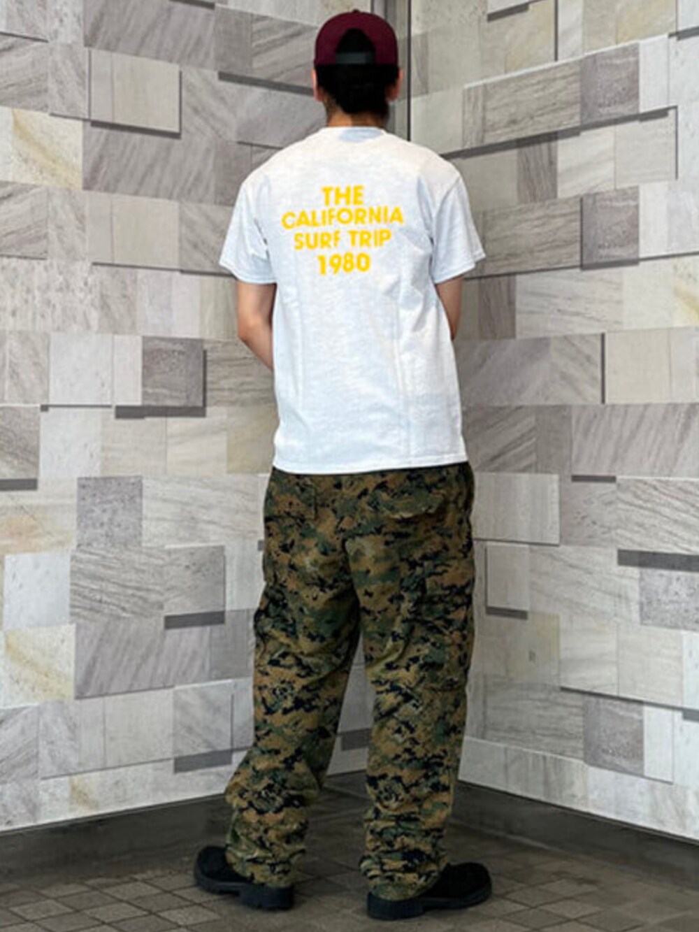 グレー系のTシャツ/カットソーを着用したメンズの夏コーディネートの3枚目の写真