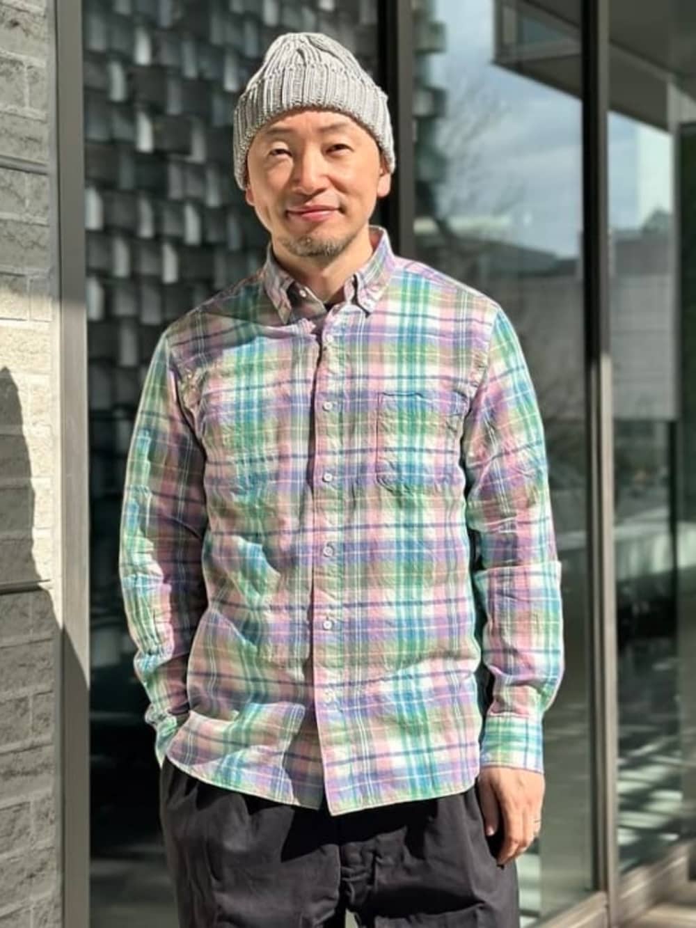 ブラック系のブルゾン、ピンク系のシャツ/ブラウス、ブラック系のチノパンツを着用したメンズの春コーディネートの4枚目の写真