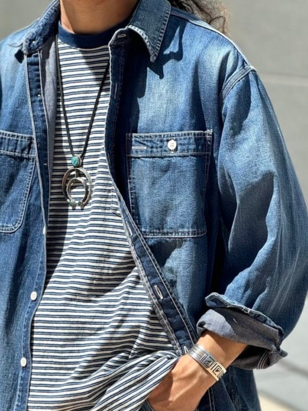 ブルー系のシャツ/ブラウス、ホワイト系のTシャツ/カットソー、ブルー系のソックス/靴下を着用したメンズの秋コーディネートの2枚目の写真