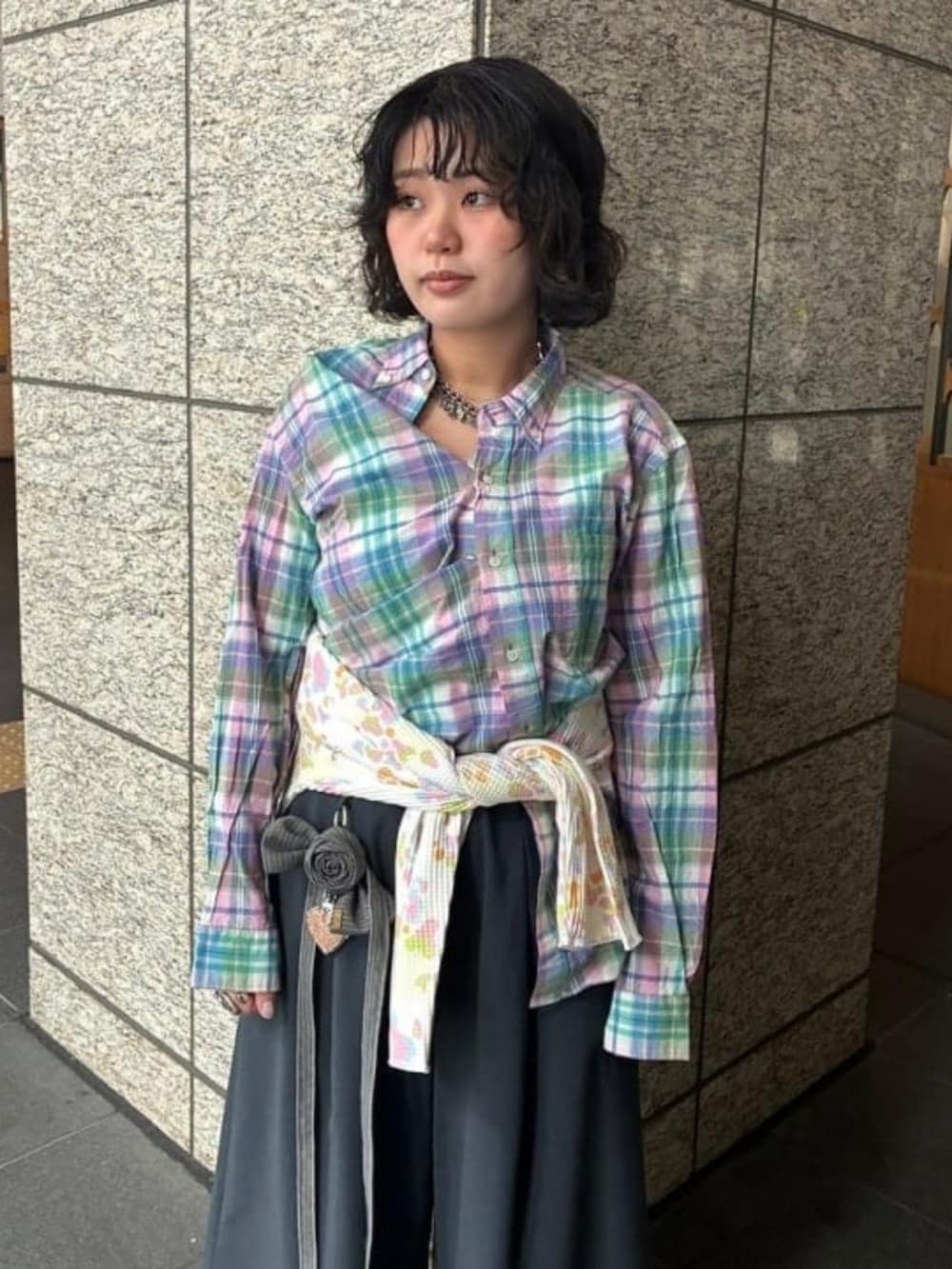 ピンク系のシャツ/ブラウス、グレー系のその他パンツを着用したレディースの春コーディネートの2枚目の写真