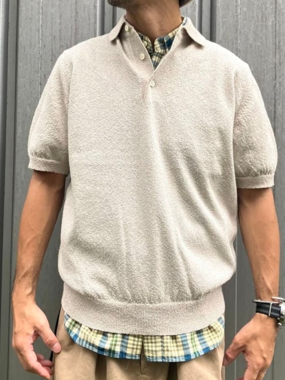 グリーン系のその他パンツ、イエロー系のシャツ/ブラウス、ベージュ系のポロシャツを着用したメンズの夏コーディネートの2枚目の写真