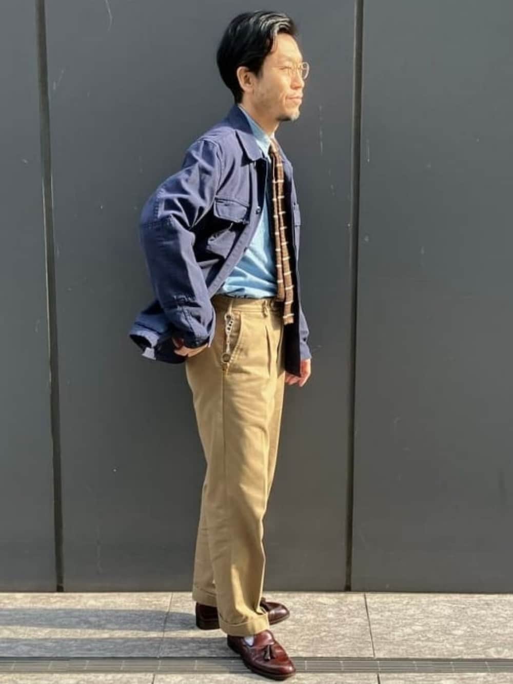 ブルー系のブルゾン、ブラウン系のネクタイを着用したメンズの春コーディネートの2枚目の写真