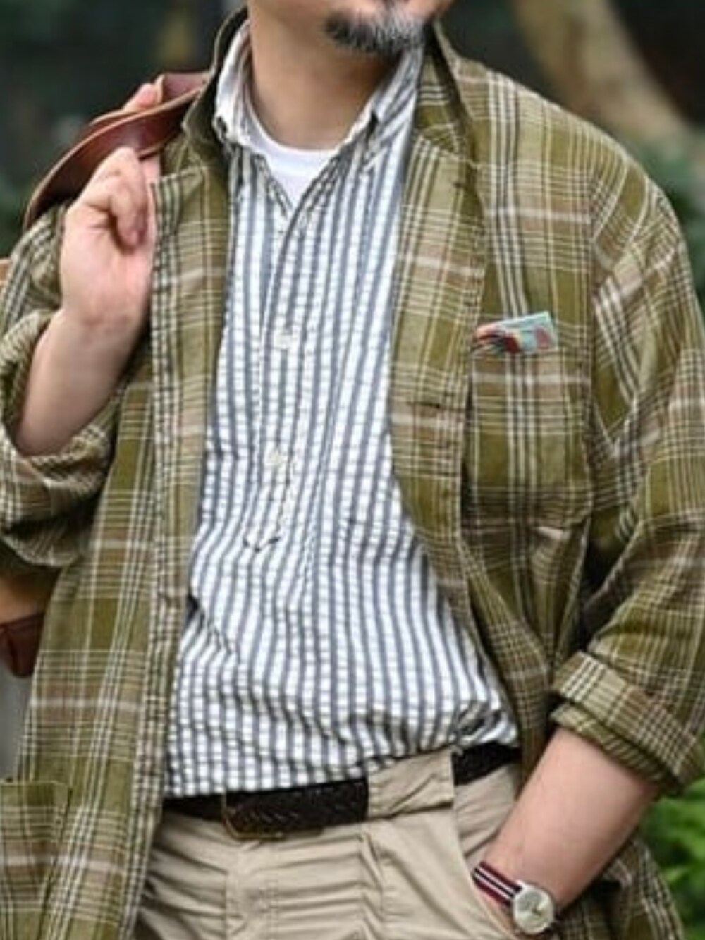 ベージュ系のその他パンツ、その他のシャツ/ブラウス、グリーン系のその他アウターを着用したメンズの夏コーディネートの2枚目の写真