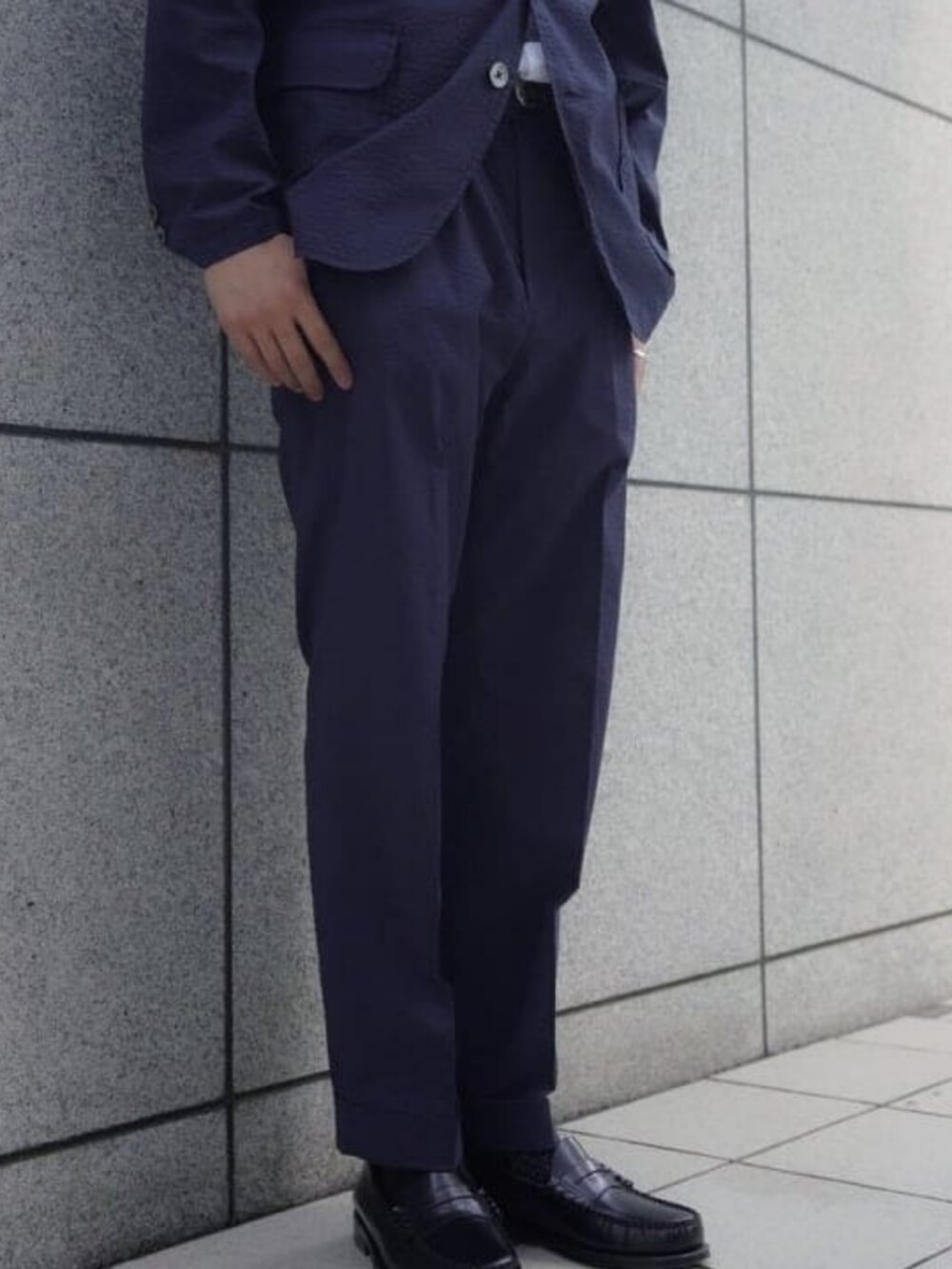 ブルー系のテーラードジャケット、ブルー系のその他パンツ、ホワイト系のシャツ/ブラウスを着用したメンズの夏コーディネートの3枚目の写真