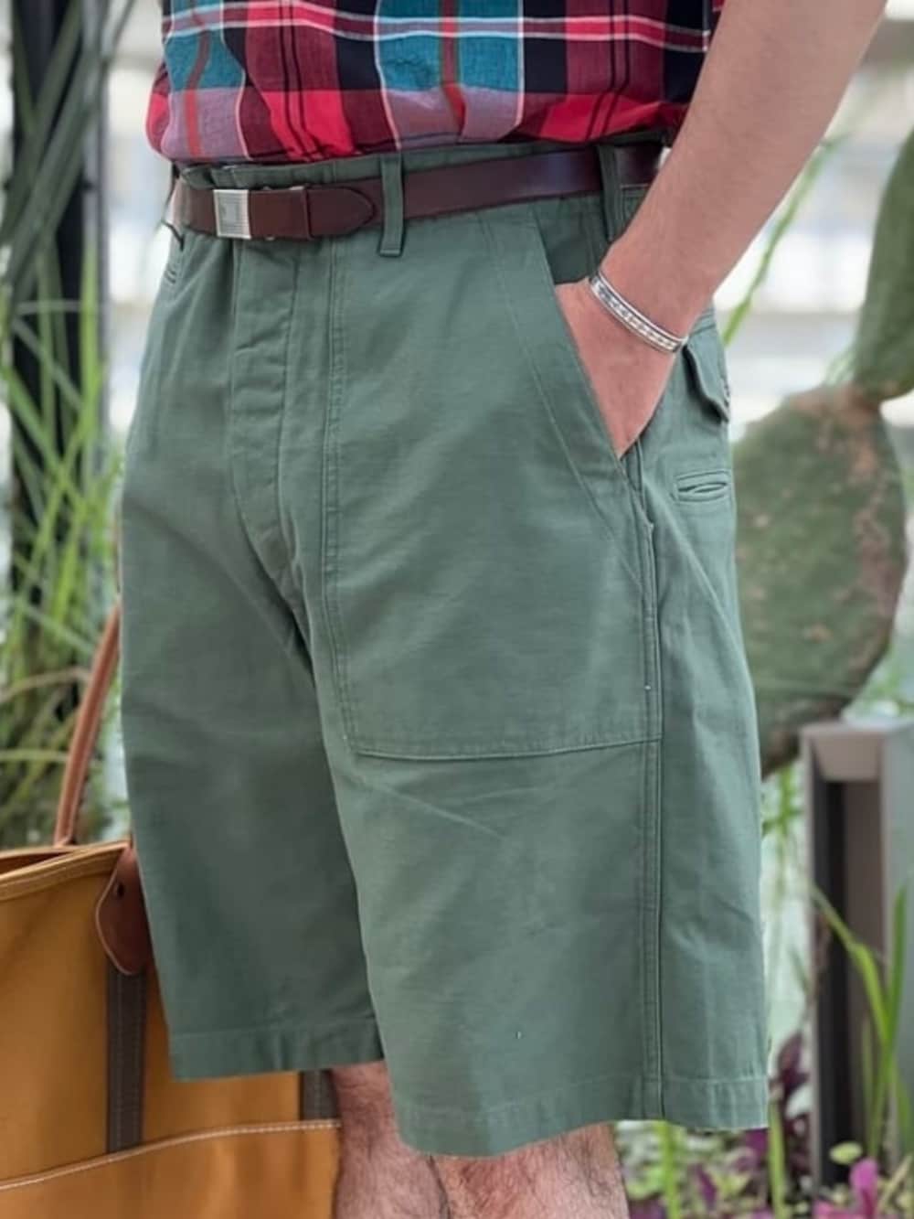 ブラウン系のトートバッグ、レッド系のシャツ/ブラウス、ベージュ系のカーディガン/ボレロを着用したメンズの夏コーディネートの3枚目の写真