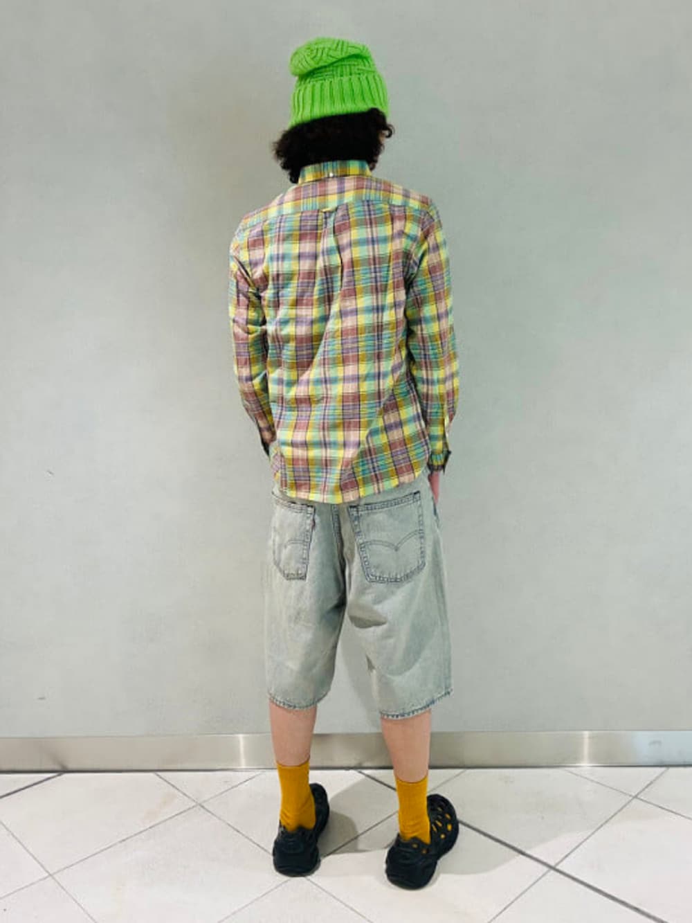 イエロー系のシャツ/ブラウス、ブルー系のデニムパンツ、ブラック系のサンダルを着用したメンズの春コーディネートの3枚目の写真