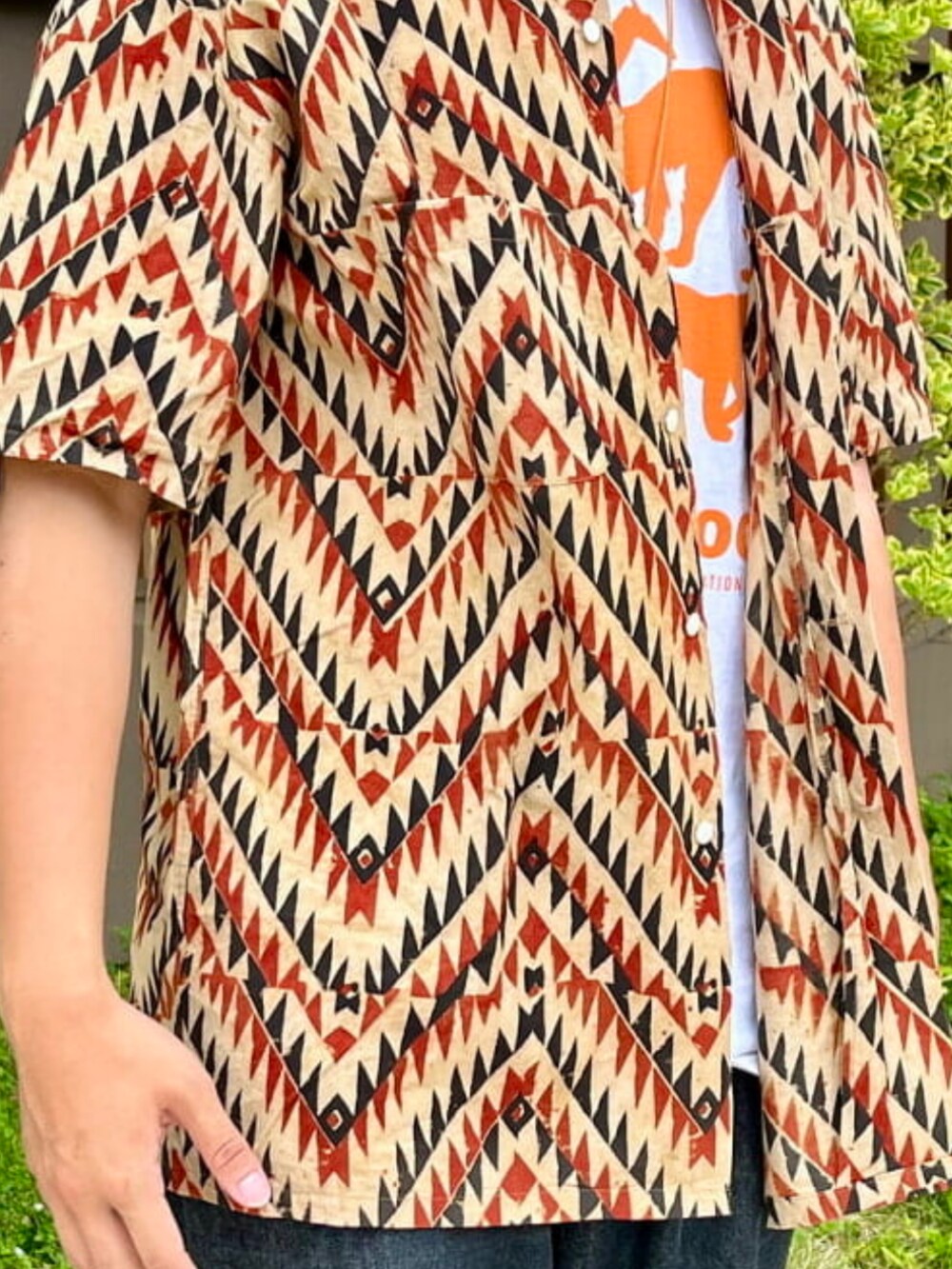 ベージュ系のシャツ/ブラウスを着用したメンズの夏コーディネートの2枚目の写真