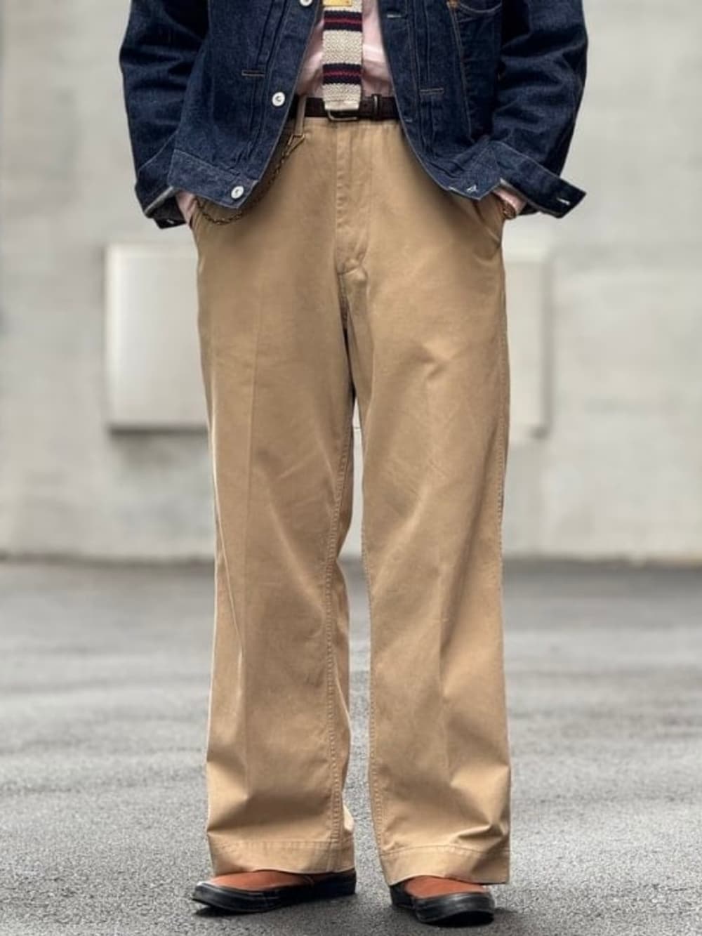 グリーン系のその他パンツ、ブルー系のデニムジャケット、ブラウン系のスニーカーを着用したメンズの秋コーディネートの3枚目の写真