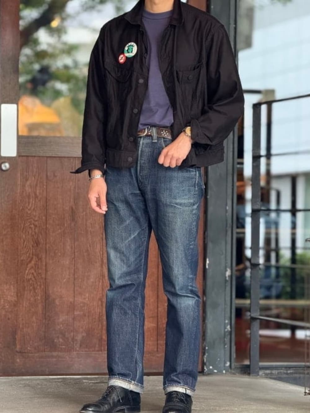 ブラック系のブルゾン、ブルー系のTシャツ/カットソーを着用したメンズの夏コーディネートの3枚目の写真