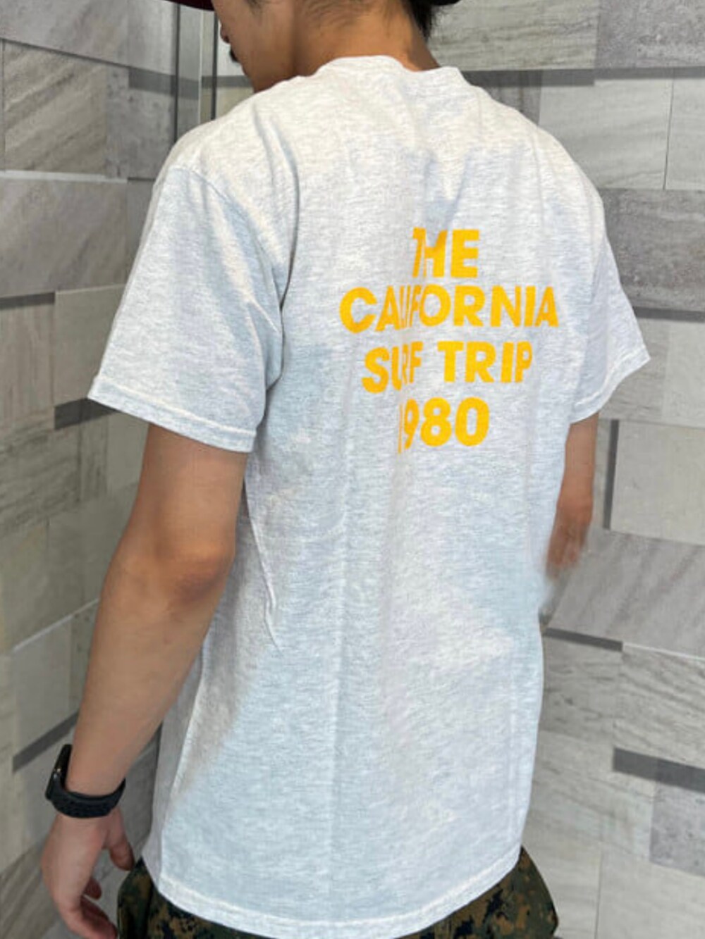 グレー系のTシャツ/カットソーを着用したメンズの夏コーディネートの5枚目の写真