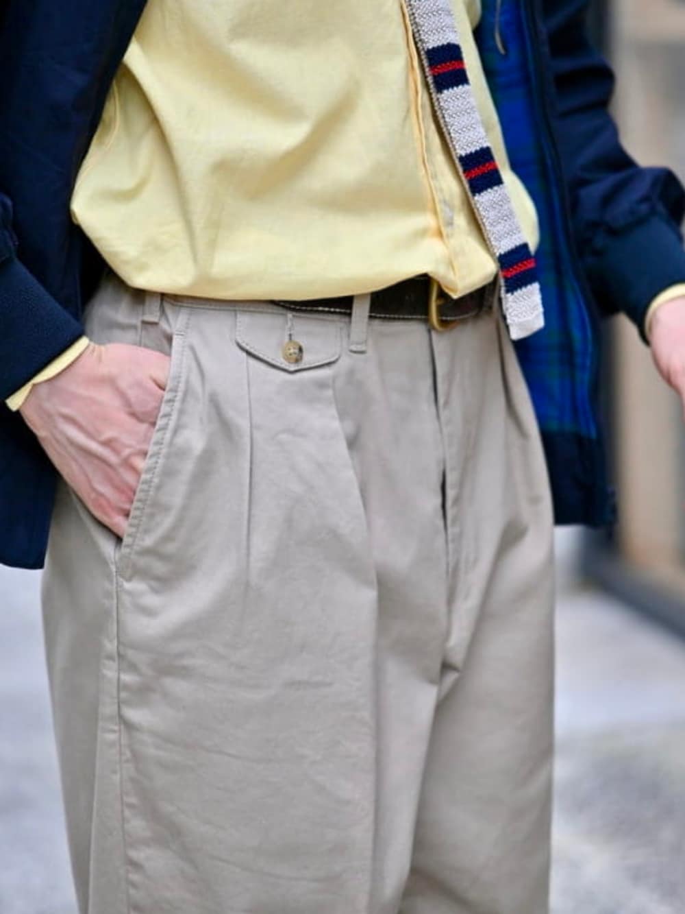 グリーン系のチノパンツ、ブルー系のブルゾン、ホワイト系のネクタイを着用したメンズの秋コーディネートの3枚目の写真