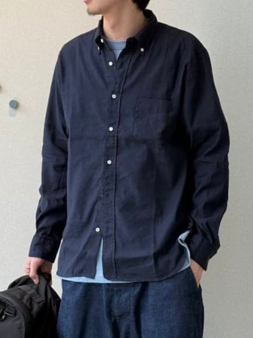 ブルー系のデニムパンツ、ブルー系のシャツ/ブラウス、ブラック系のバックパック/リュックを着用したメンズの春コーディネートの4枚目の写真