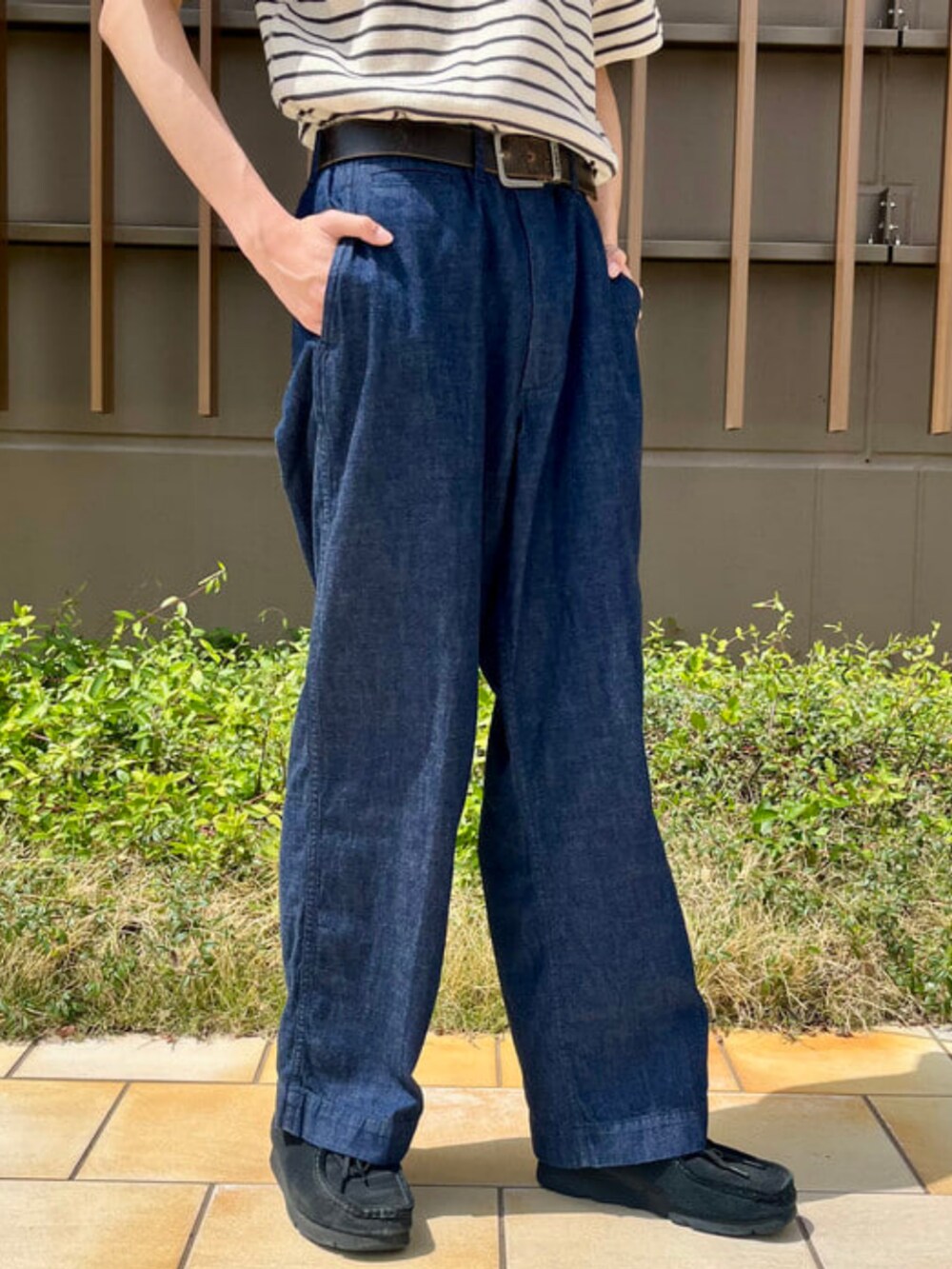 ブルー系のデニムパンツ、ホワイト系のTシャツ/カットソー、ベージュ系のハットを着用したメンズの春コーディネートの5枚目の写真