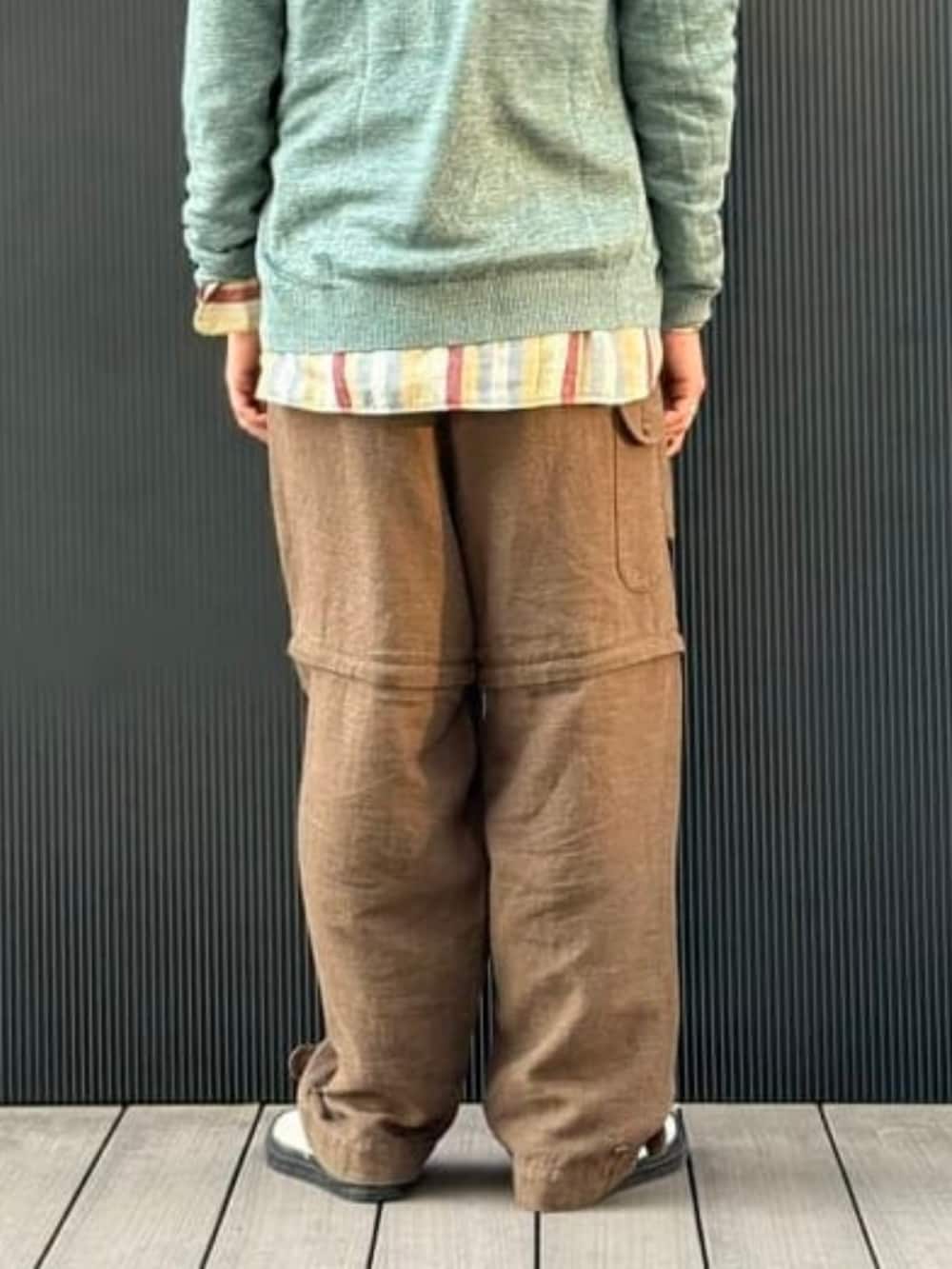 ブラウン系のその他パンツ、グリーン系のカーディガン/ボレロ、ベージュ系のシャツ/ブラウスを着用したメンズの春コーディネートの3枚目の写真