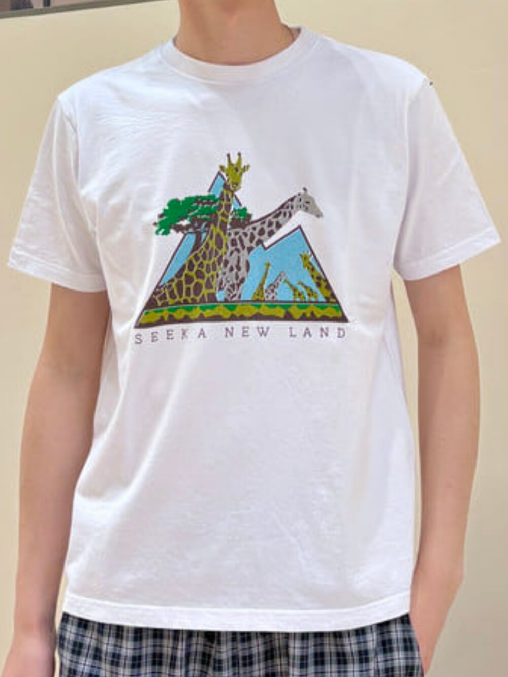 ホワイト系のTシャツ/カットソー、ブラック系のカーゴパンツを着用したメンズの春コーディネートの2枚目の写真
