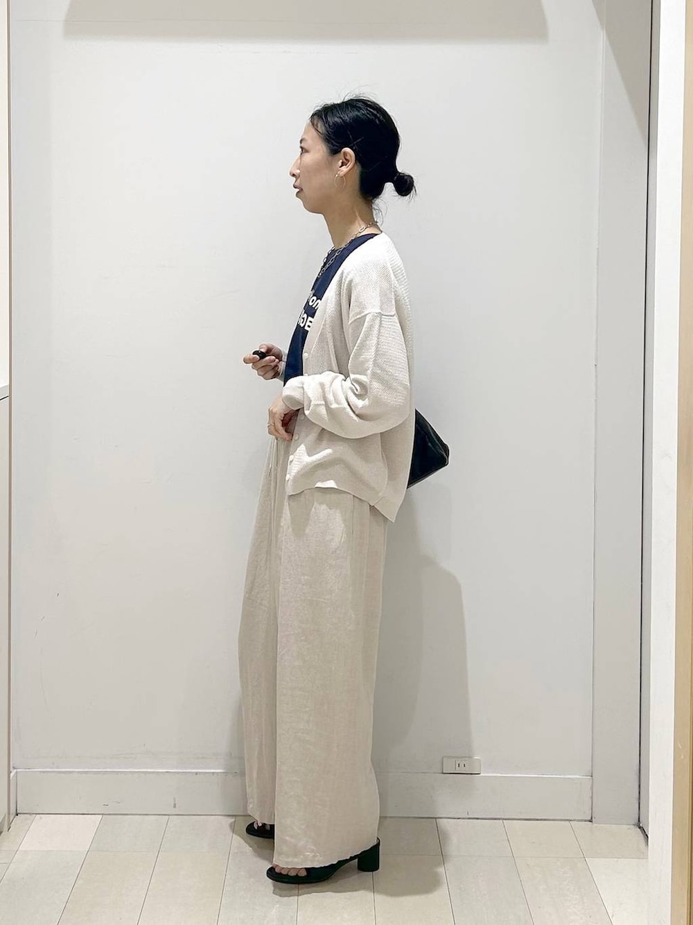 ホワイト系のその他パンツ、ブラック系のショルダーバッグ、ブルー系のTシャツ/カットソーを着用したレディースの春コーディネートの2枚目の写真