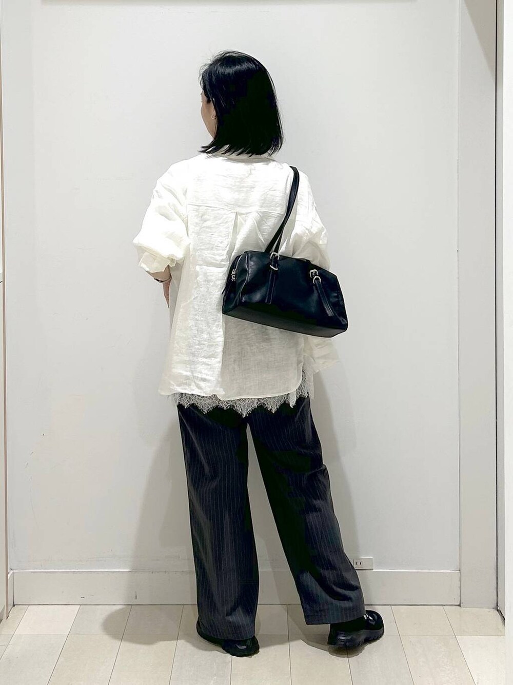 ホワイト系のシャツ/ブラウス、グレー系のその他パンツ、ホワイト系のTシャツ/カットソーを着用したレディースの春コーディネートの3枚目の写真