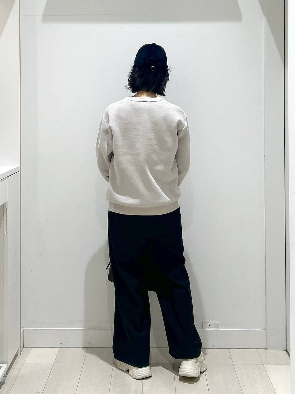 ブラウン系のボストンバッグ、ブラック系のその他パンツ、ベージュ系のTシャツ/カットソーを着用したレディースの冬コーディネートの3枚目の写真