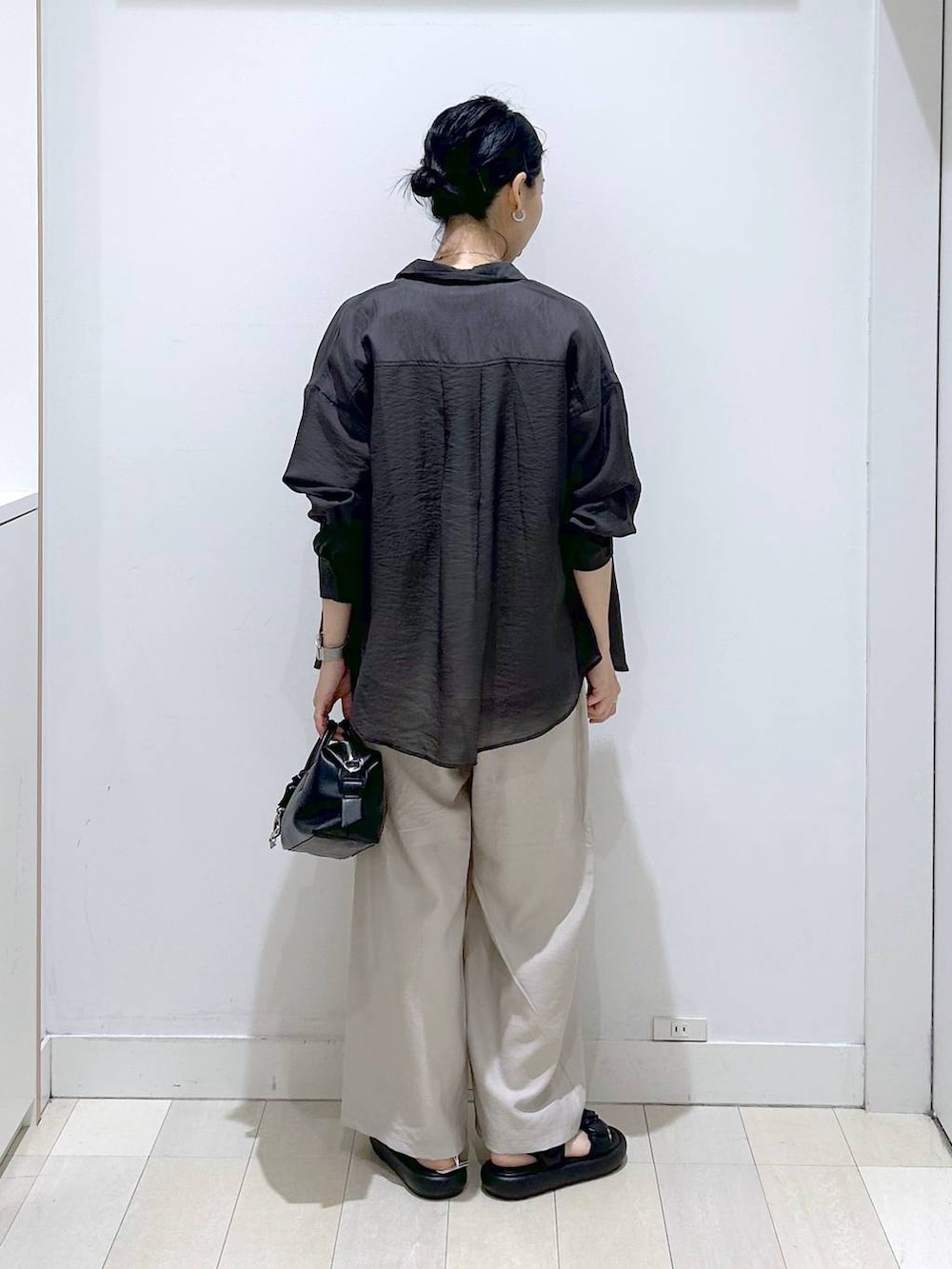 ベージュ系のその他パンツ、グレー系のシャツ/ブラウス、ホワイト系のTシャツ/カットソーを着用したレディースの春コーディネートの3枚目の写真