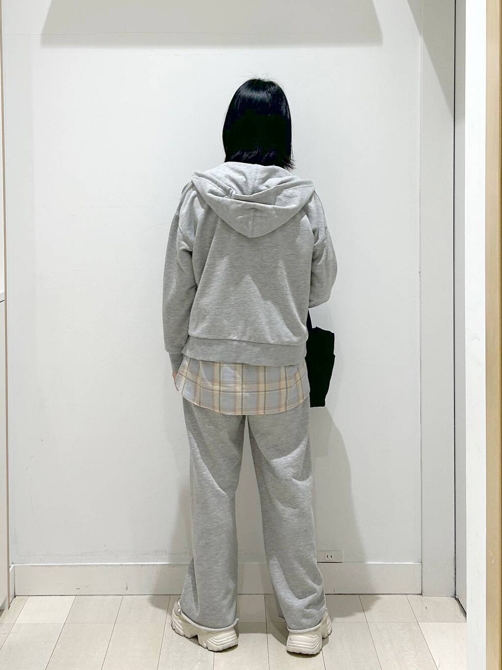 ブラック系のトートバッグ、ブルー系のシャツ/ブラウス、グレー系のパーカーを着用したレディースの春コーディネートの3枚目の写真