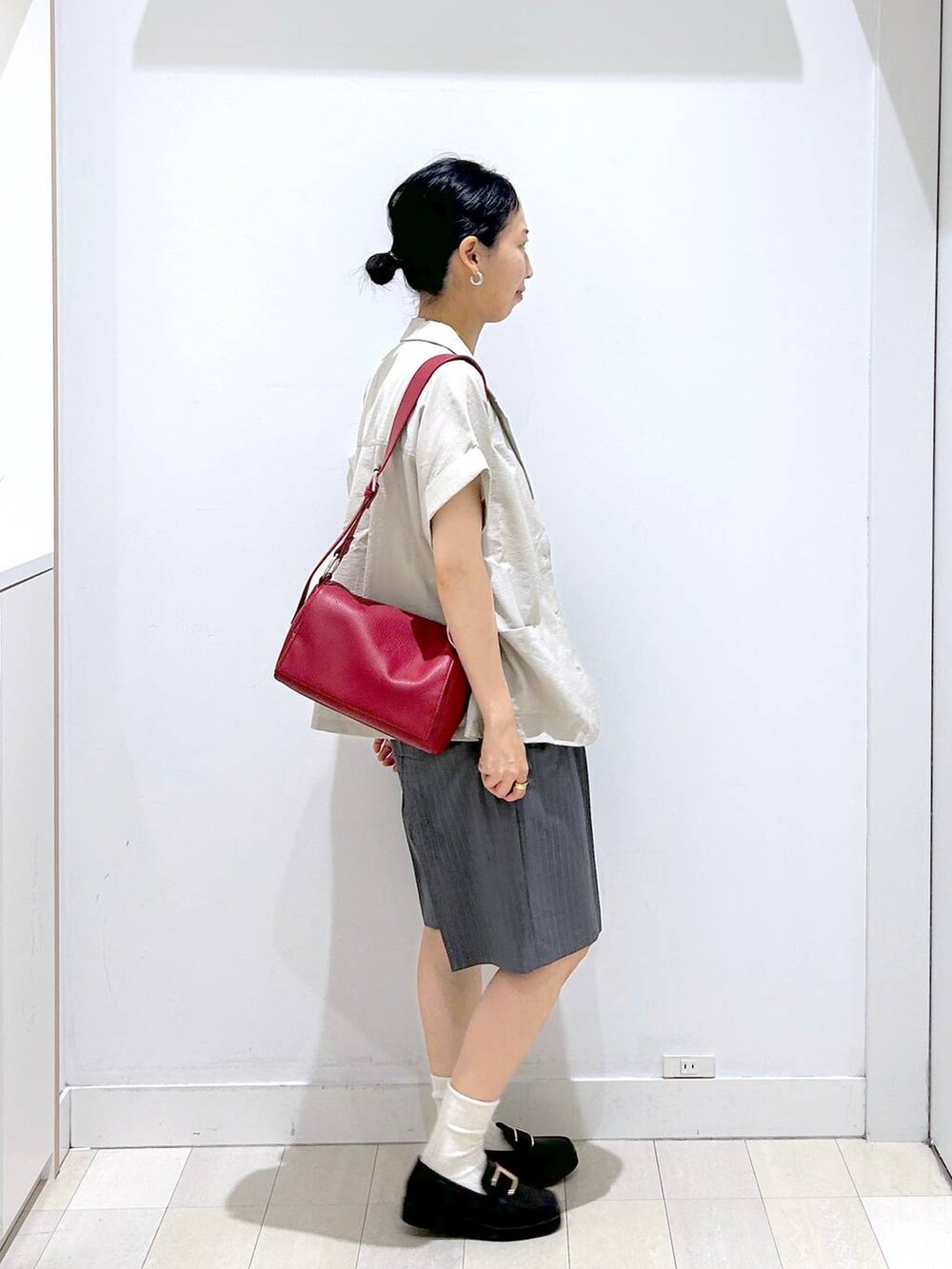 ブラック系のローファー、ベージュ系のシャツ/ブラウス、ホワイト系のタンクトップを着用したレディースの夏コーディネートの4枚目の写真