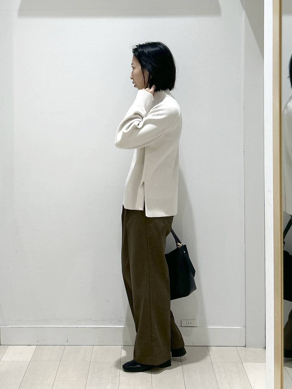 ブラック系のショルダーバッグ、ブラウン系のその他パンツ、ブラック系のブーツを着用したレディースの冬コーディネートの4枚目の写真