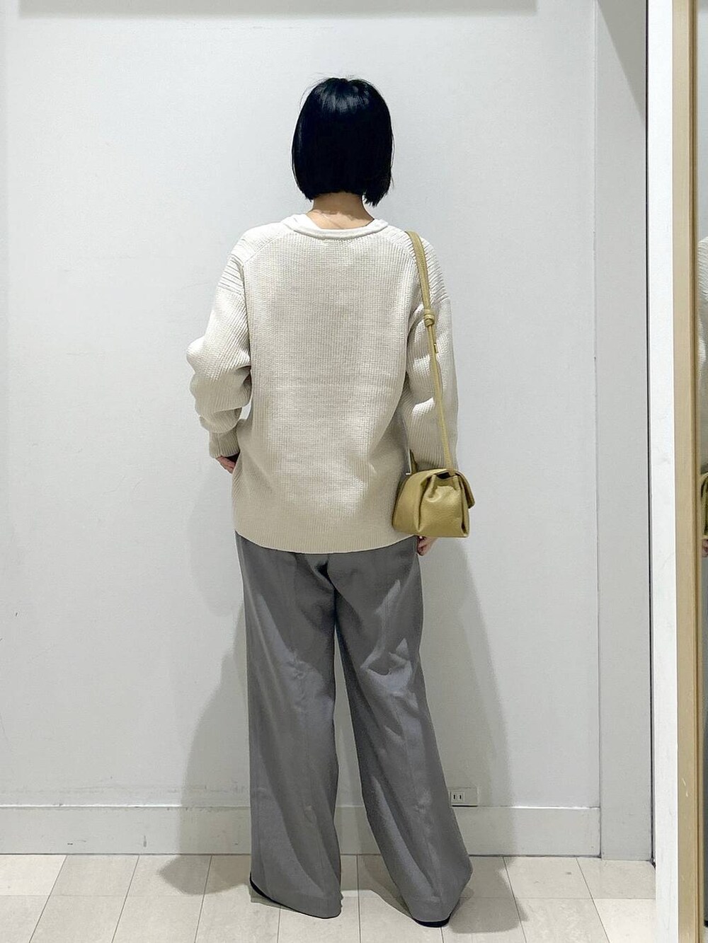 ブラック系のローファー、イエロー系のショルダーバッグ、ホワイト系のTシャツ/カットソーを着用したレディースの秋コーディネートの3枚目の写真