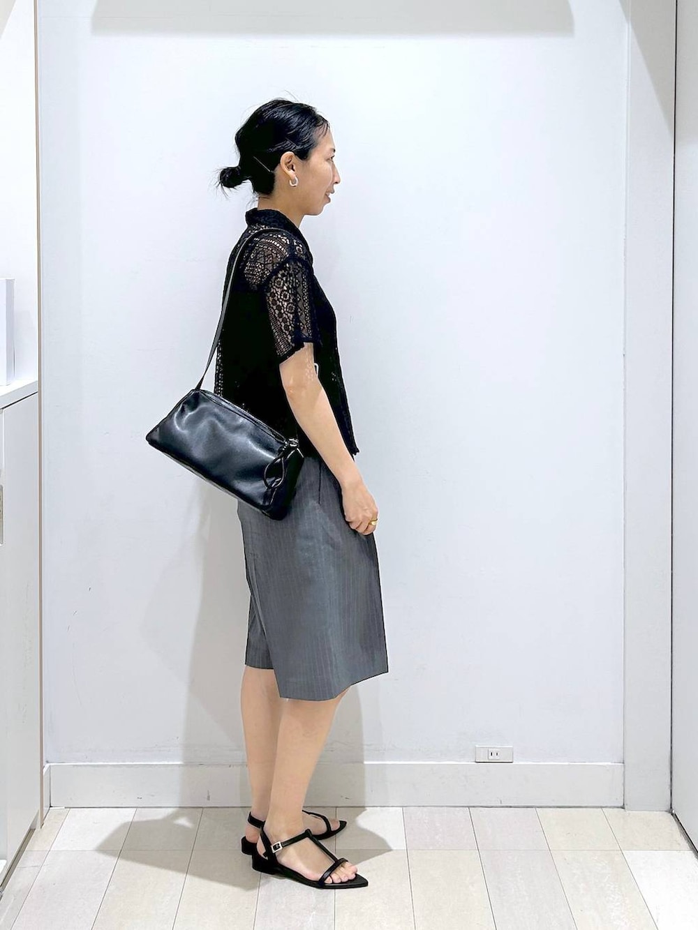 ブラック系のショルダーバッグ、グレー系のその他パンツ、ブラック系のシャツ/ブラウスを着用したレディースの夏コーディネートの4枚目の写真