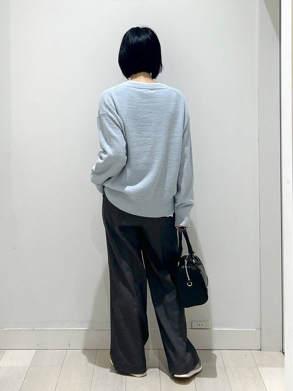 グレー系のスニーカー、グレー系のその他パンツ、ホワイト系のTシャツ/カットソーを着用したレディースの秋コーディネートの3枚目の写真