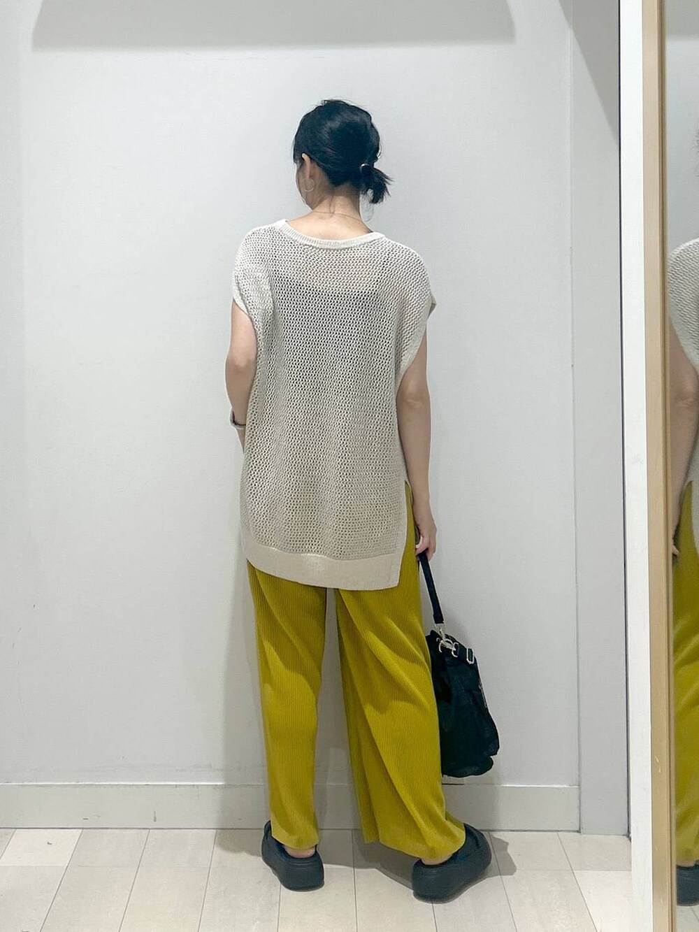 ブラック系のサンダル、ベージュ系のTシャツ/カットソー、イエロー系のその他パンツを着用したレディースの夏コーディネートの3枚目の写真