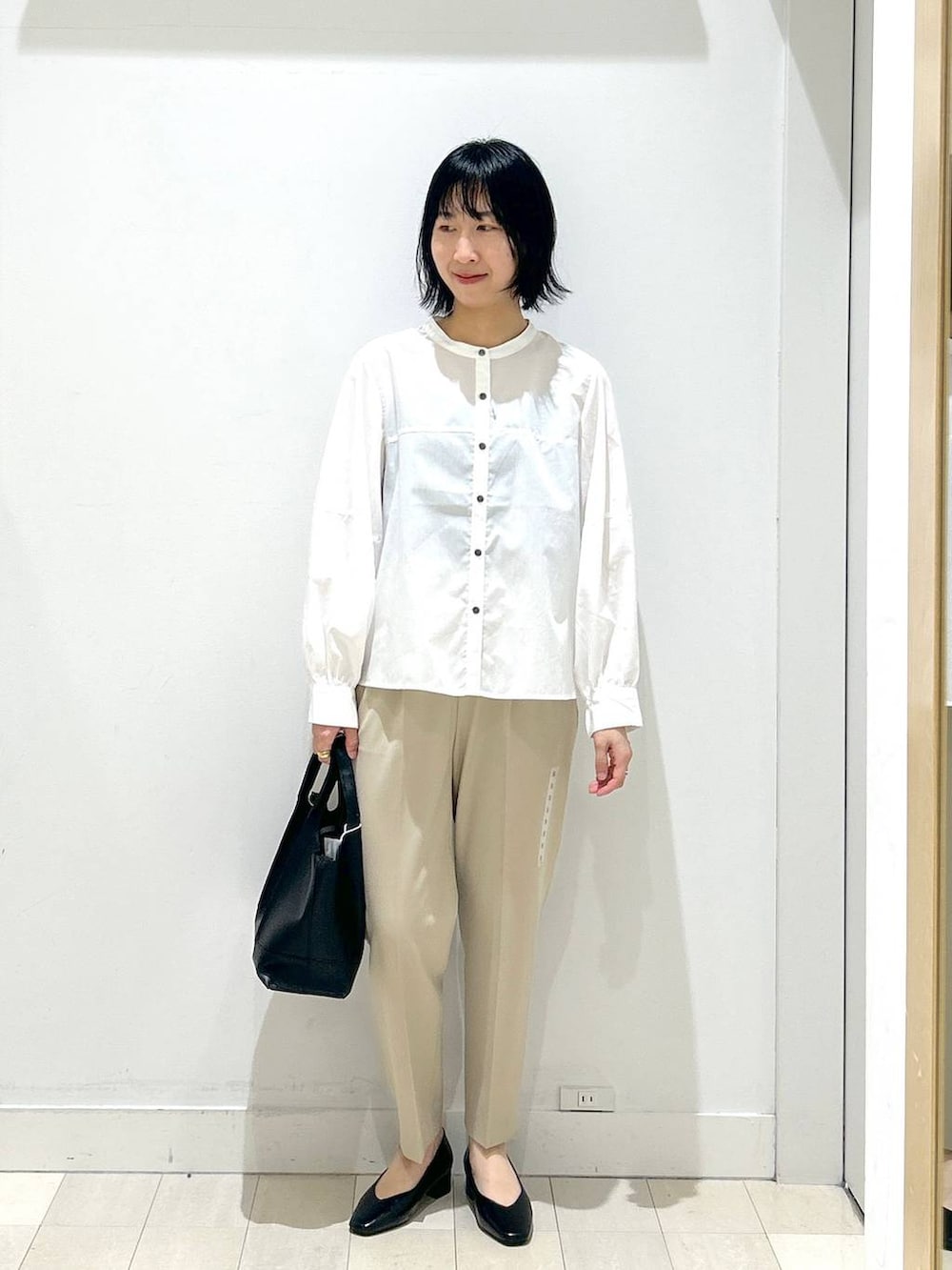 ベージュ系のその他パンツ、ブラック系のショルダーバッグ、ブラック系のパンプスを着用したレディースの春コーディネートの5枚目の写真