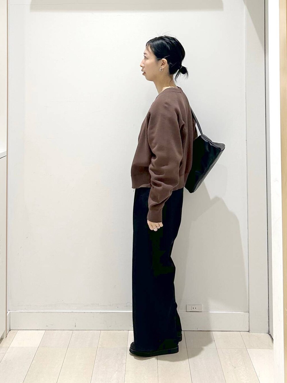 ブラック系のローファー、ブラウン系のカーディガン/ボレロ、ブラック系のショルダーバッグを着用したレディースの春コーディネートの4枚目の写真