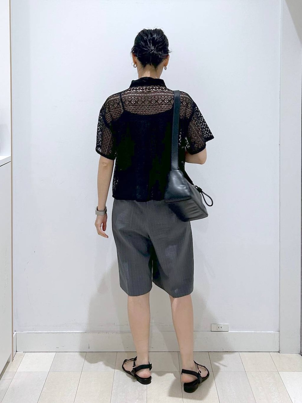 ブラック系のショルダーバッグ、グレー系のその他パンツ、ブラック系のシャツ/ブラウスを着用したレディースの夏コーディネートの3枚目の写真
