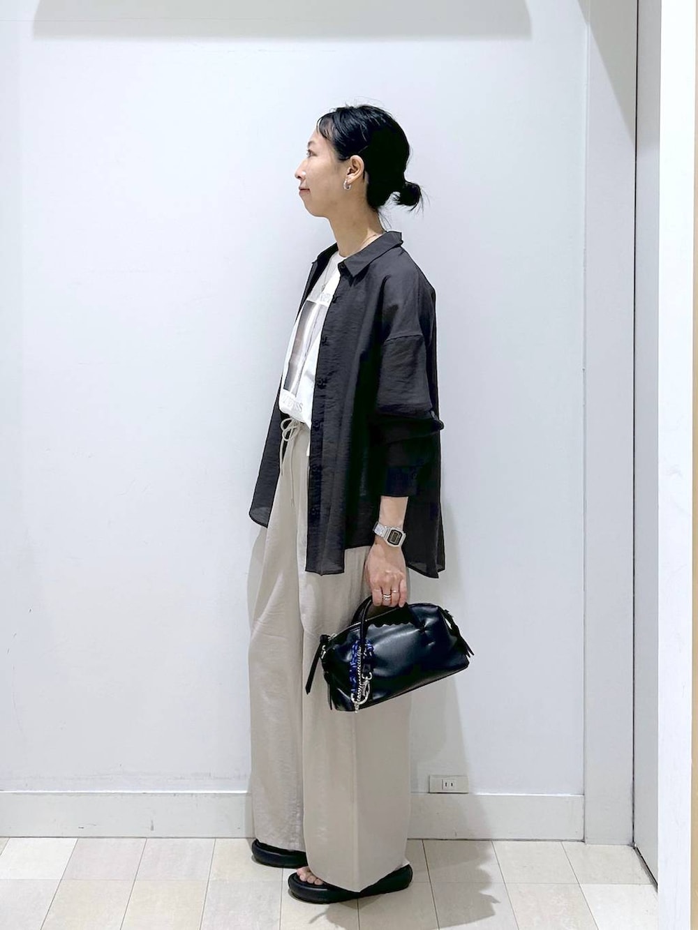 ベージュ系のその他パンツ、グレー系のシャツ/ブラウス、ホワイト系のTシャツ/カットソーを着用したレディースの春コーディネートの2枚目の写真