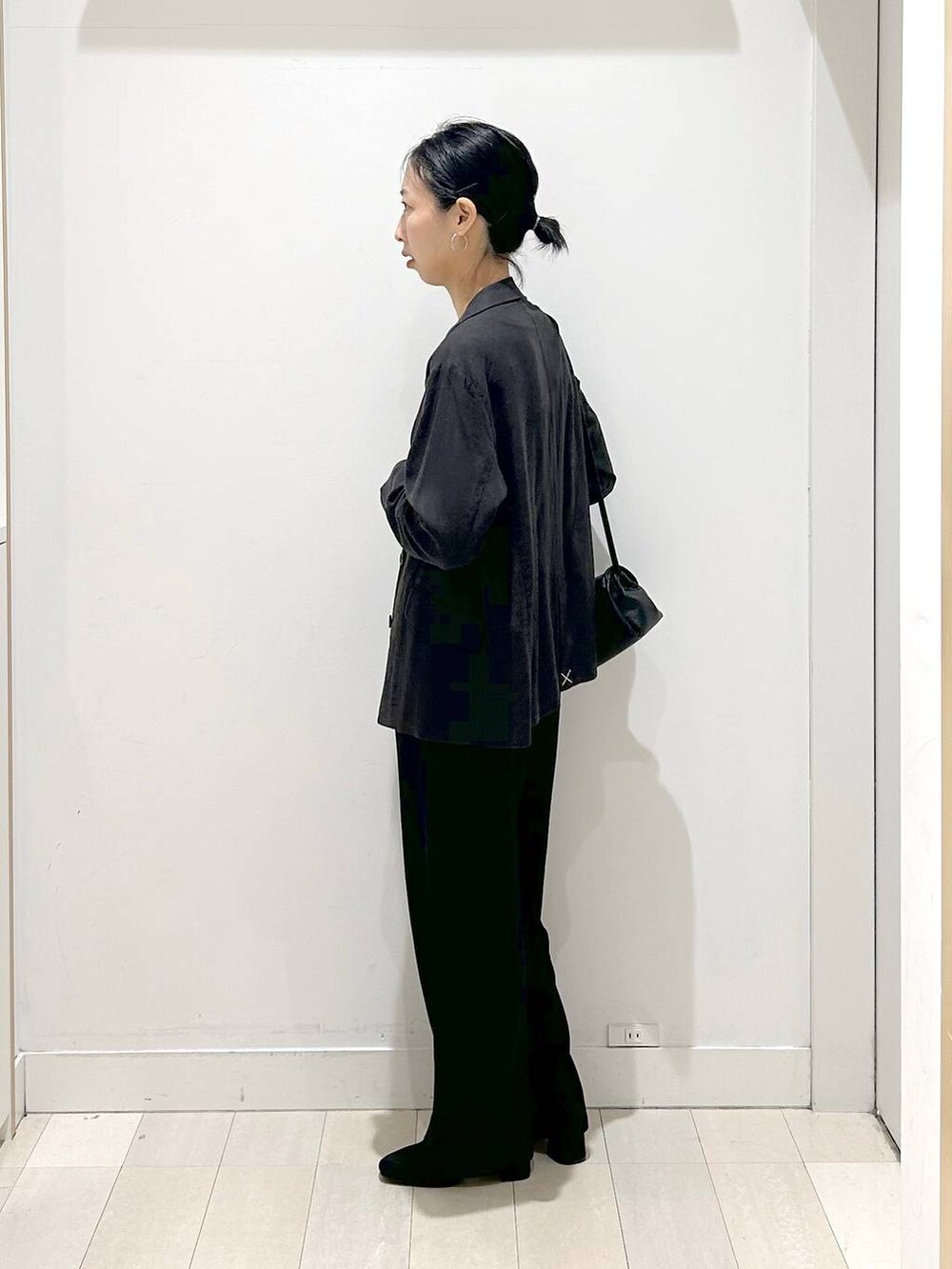 ブラック系のローファー、ブラック系のショルダーバッグ、ブラック系のテーラードジャケットを着用したレディースの春コーディネートの2枚目の写真