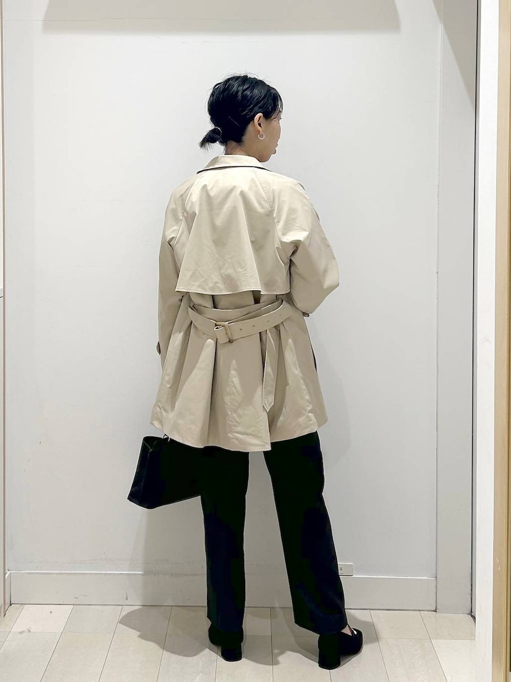 ブラック系のローファー、ブルー系のシャツ/ブラウス、ブラック系のショルダーバッグを着用したレディースの春コーディネートの3枚目の写真