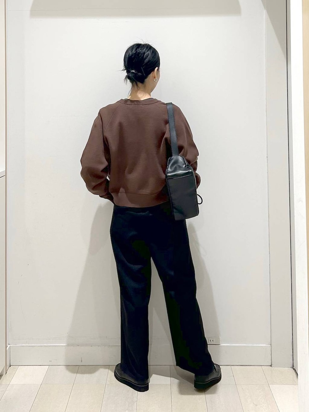 ブラック系のローファー、ブラウン系のカーディガン/ボレロ、ブラック系のショルダーバッグを着用したレディースの春コーディネートの3枚目の写真