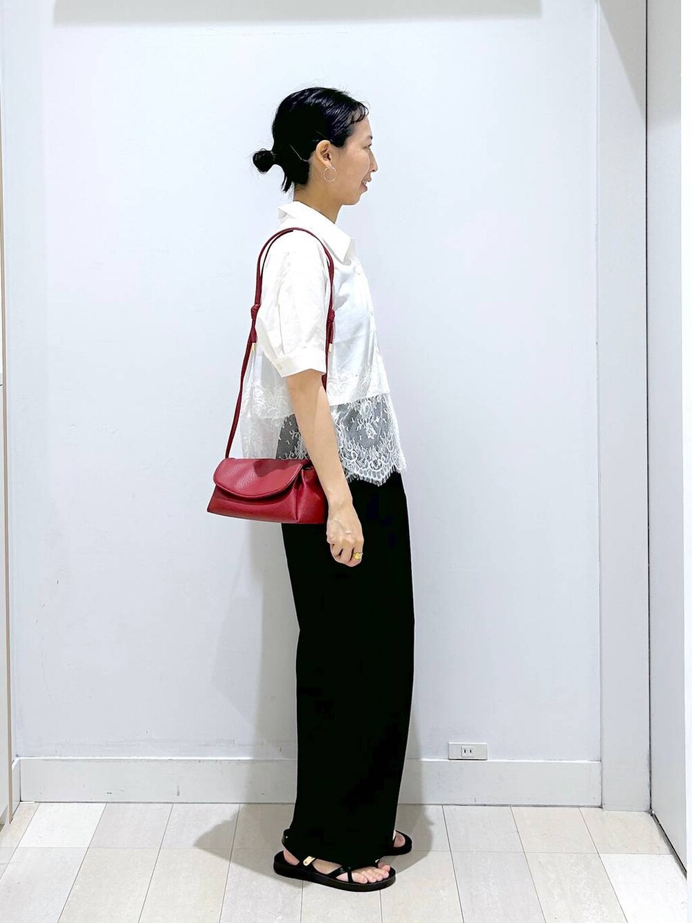 レッド系のショルダーバッグ、ブラック系のその他パンツ、ブラック系のサンダルを着用したレディースの夏コーディネートの4枚目の写真