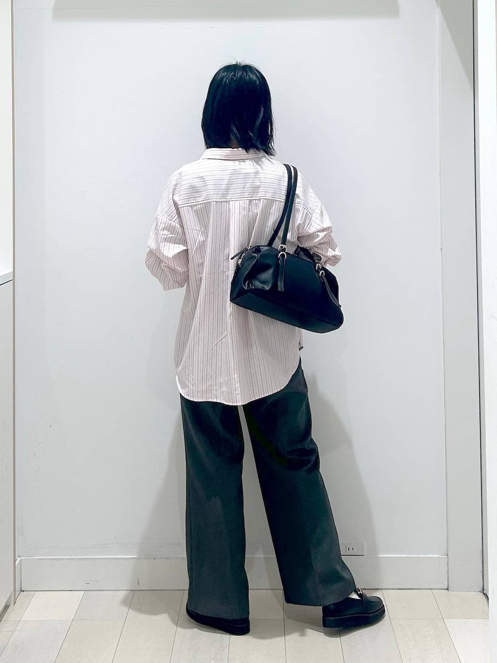 ブラック系のローファー、ピンク系のシャツ/ブラウス、グレー系のTシャツ/カットソーを着用したレディースの春コーディネートの3枚目の写真