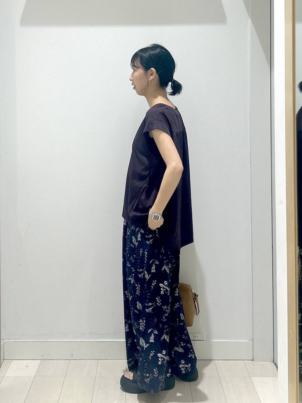 ブラック系のサンダル、ブラウン系のTシャツ/カットソー、ベージュ系のボストンバッグを着用したレディースの夏コーディネートの4枚目の写真