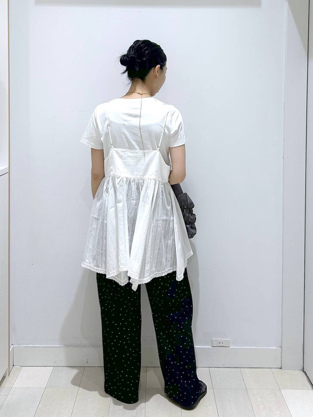ホワイト系のシャツ/ブラウス、その他のその他パンツ、グレー系のトートバッグを着用したレディースの夏コーディネートの3枚目の写真