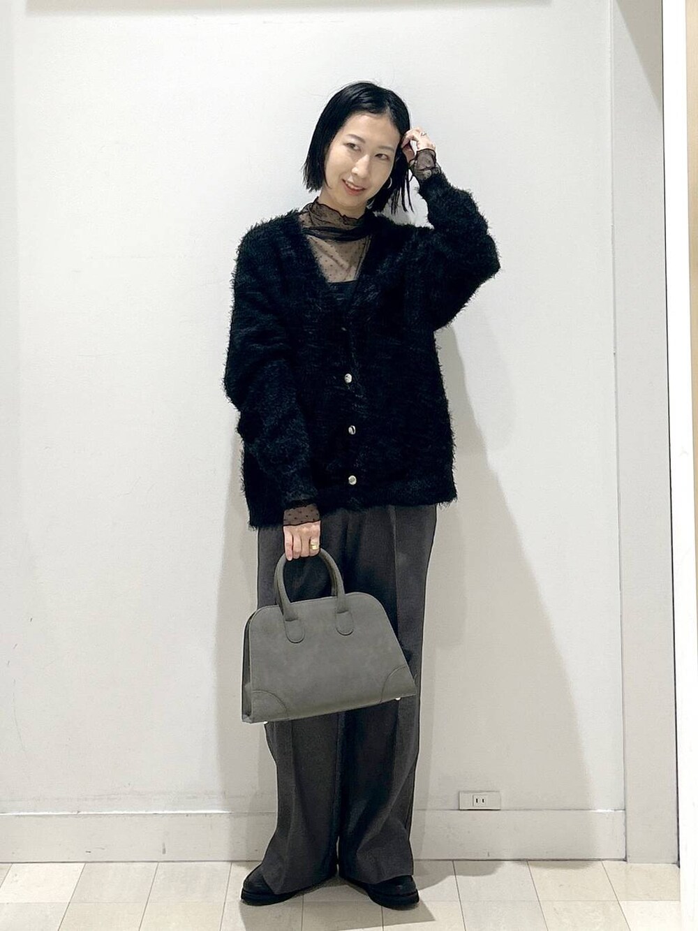 ブラック系のローファー、グレー系のその他パンツ、グリーン系のショルダーバッグを着用したレディースの秋コーディネートの5枚目の写真