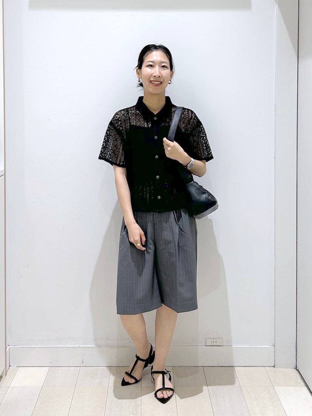 ブラック系のショルダーバッグ、グレー系のその他パンツ、ブラック系のシャツ/ブラウスを着用したレディースの夏コーディネートの5枚目の写真