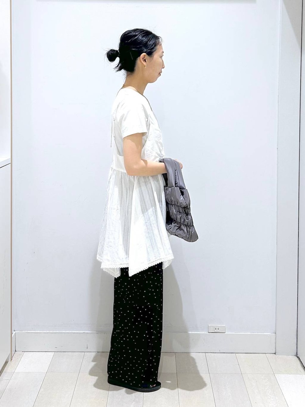 ホワイト系のシャツ/ブラウス、その他のその他パンツ、グレー系のトートバッグを着用したレディースの夏コーディネートの4枚目の写真