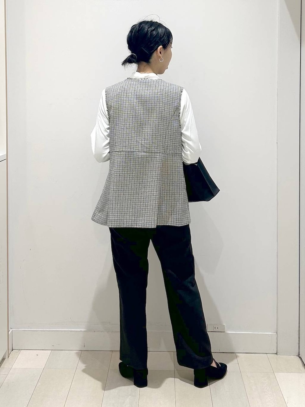 ブラック系のローファー、ホワイト系のシャツ/ブラウス、ホワイト系のその他アウターを着用したレディースの春コーディネートの3枚目の写真