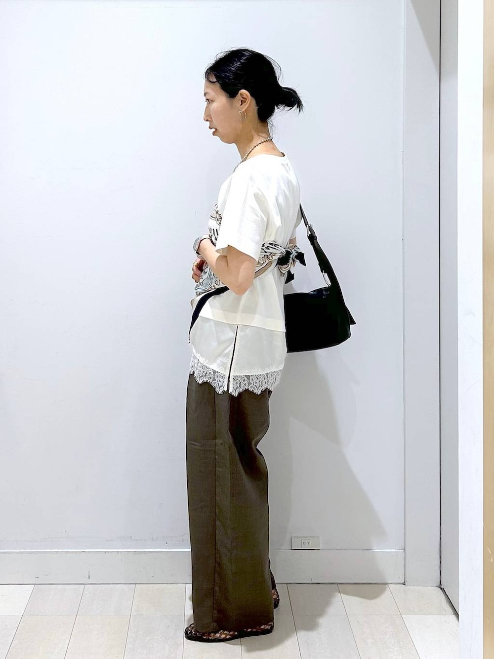 ブラウン系のその他パンツ、ブラック系のショルダーバッグ、ベージュ系のTシャツ/カットソーを着用したレディースの夏コーディネートの2枚目の写真